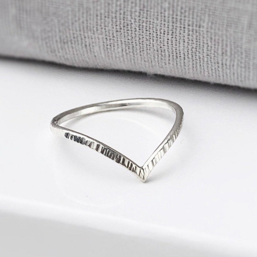 sterling Silber Chevron Ring | Lineare Gehämmerte Textur Wunsch Silber Gehämmert von KimRyanJewellery