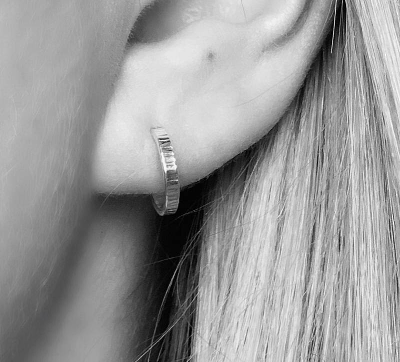 sterling Silber Creolen | Kleine Gehämmerte Huggie Silberohrringe sterling Silber Creolen | Kleine Gehämmerte Huggie Silberohrringe von KimRyanJewellery