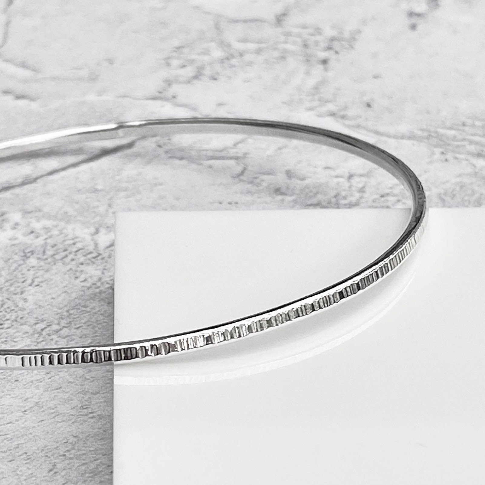 sterling Silber Gehämmert Armreif | Aus Geschenke Für Sie Armreifen Uk von KimRyanJewellery