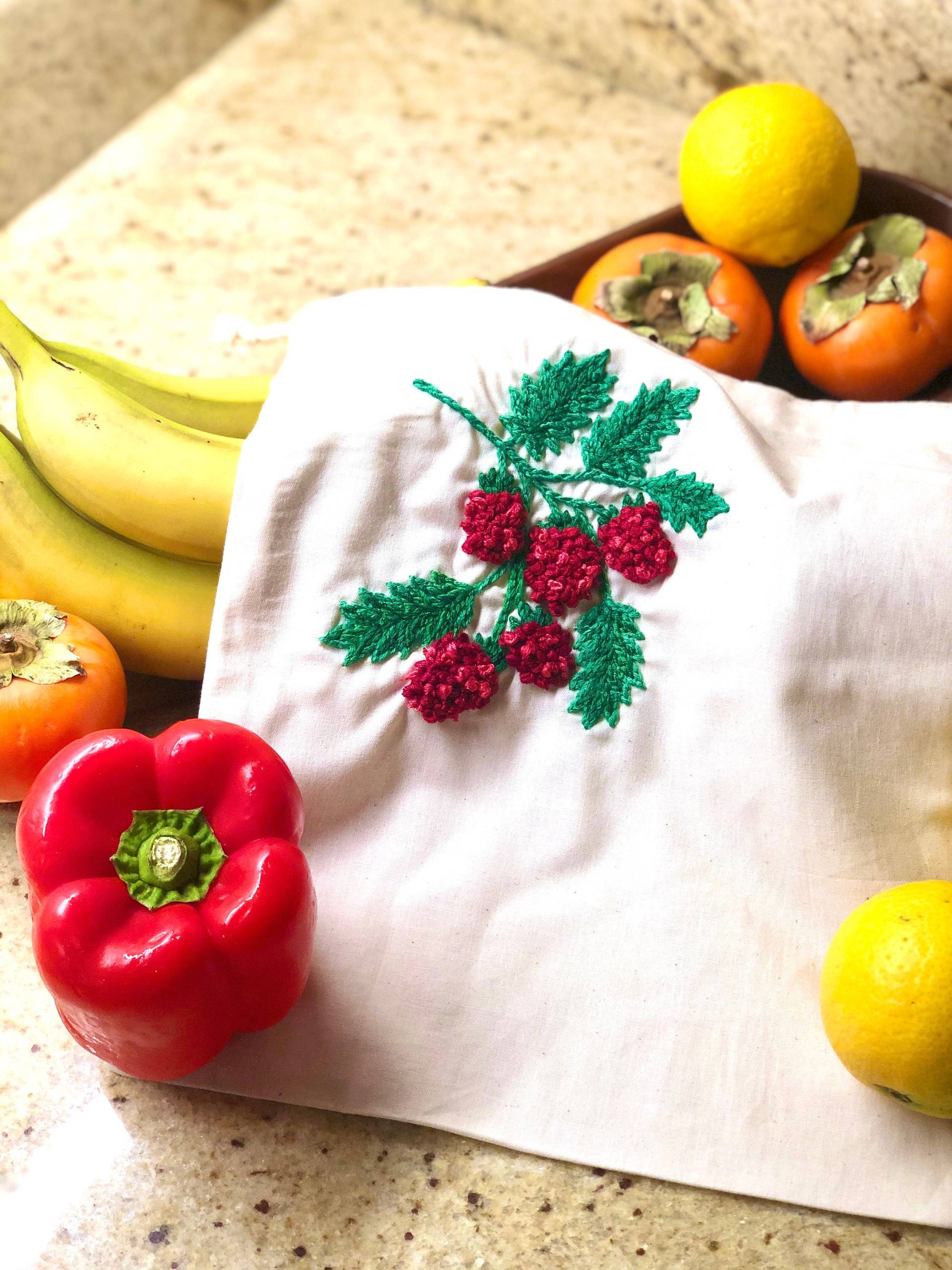 Hand Bestickt Wiederverwendbare Produce Tasche - Himbeeren von KimbaMartini