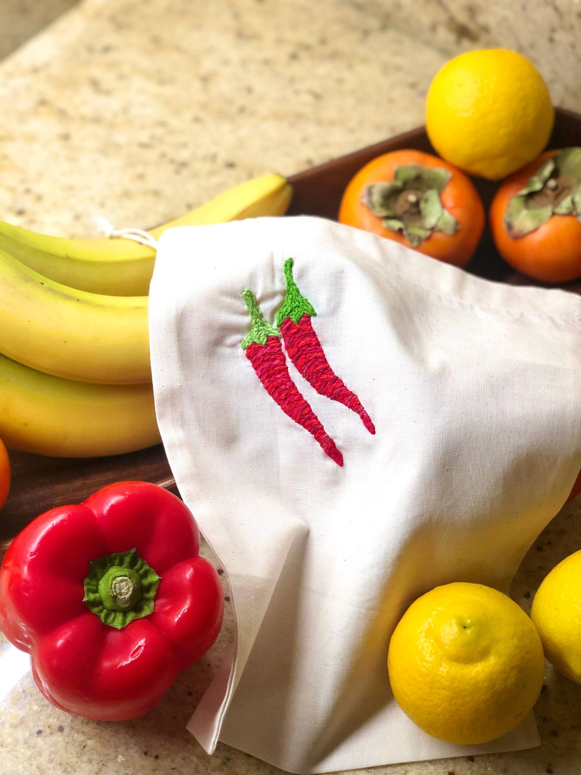 Hand Bestickt Wiederverwendbare Produzieren Tasche - Chili Peppers von KimbaMartini