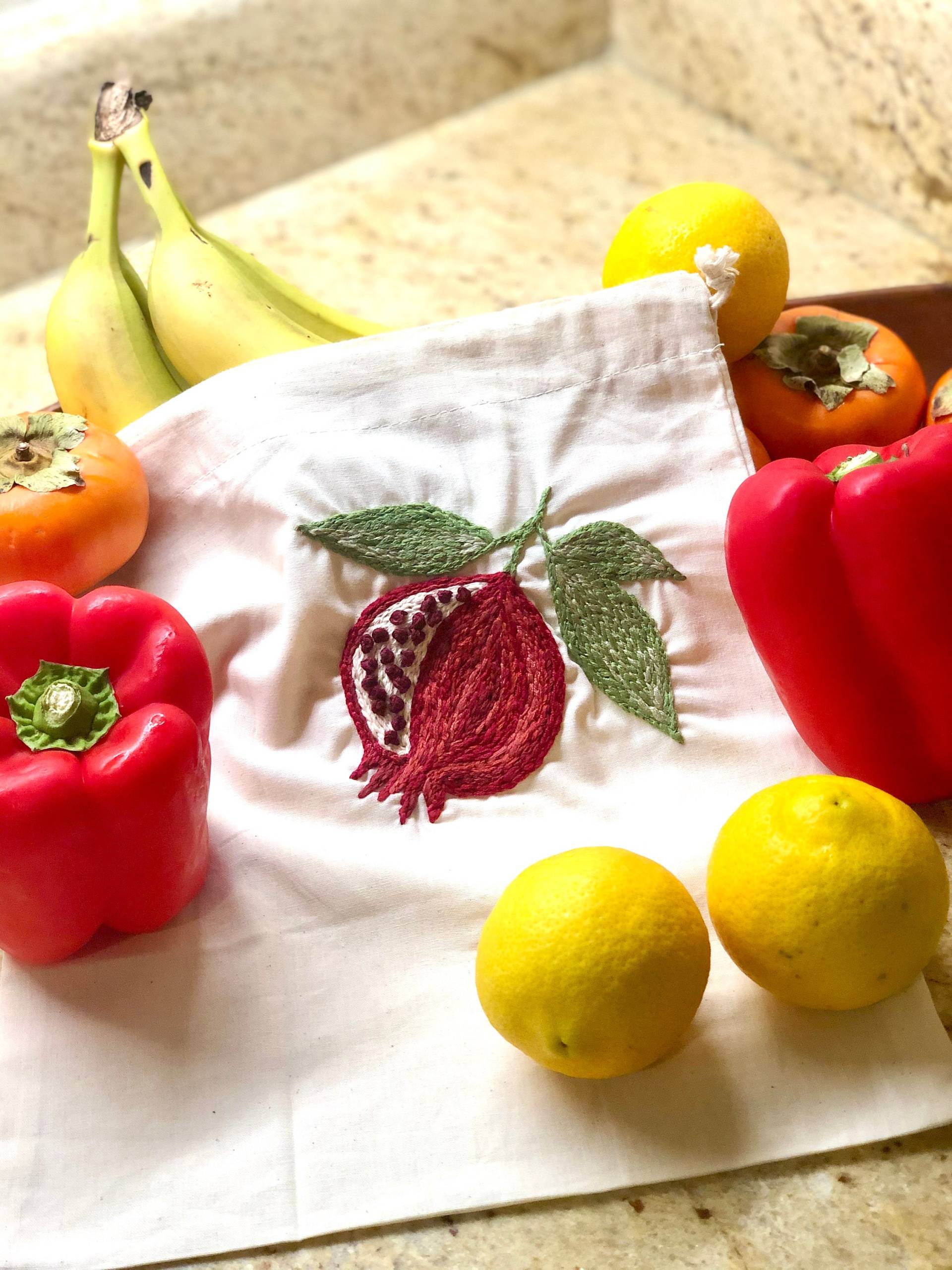 Hand Bestickt Wiederverwendbare Produzieren Tasche - Granatapfel von KimbaMartini