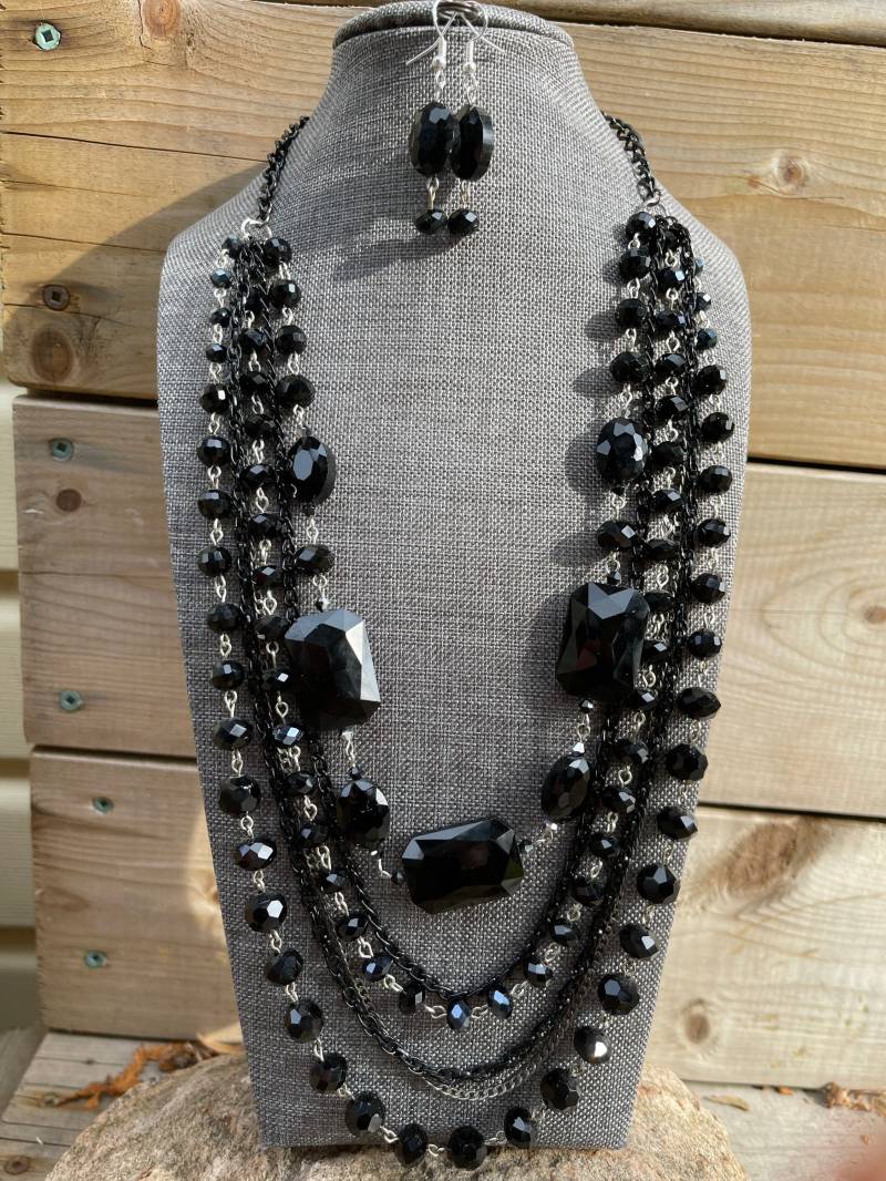 Mehrstrangige Schwarze Facettierte Perlen - Statement Kette Mit Passenden Ohrringen Mehrstrangige Schwarze Facettierte Perlen - Statement Kette Mit Passenden Ohrringen von KimberleysDesigns