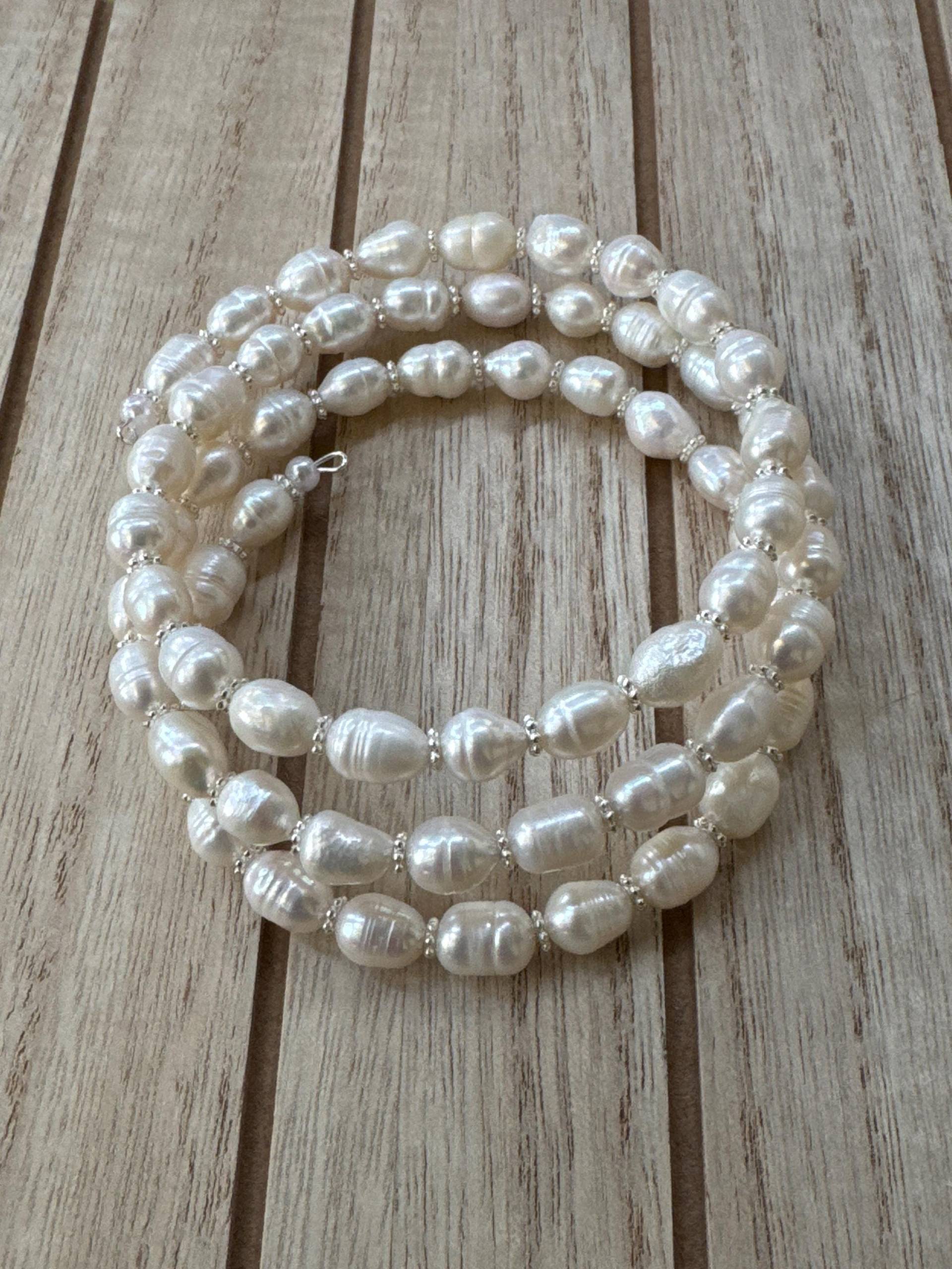 Süßwasser Perlen Memory Wire Armband von KimberleysDesigns