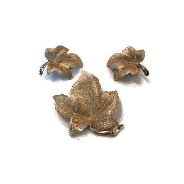 Vintage Gold Ton Herbst Maple Leaf Brosche Und Clip Auf Ohrring-Set Vintage Gold Ton Herbst Maple Leaf Brosche Und Clip Auf Ohrring-Set von KimberlyVintageGoods