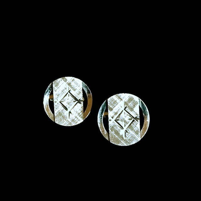 Vintage Silber Ton Kreis Diamant Ausschnitt Manschettenknöpfe Vintage Silber Ton Kreis Diamant Ausschnitt Manschettenknöpfe von KimberlyVintageGoods