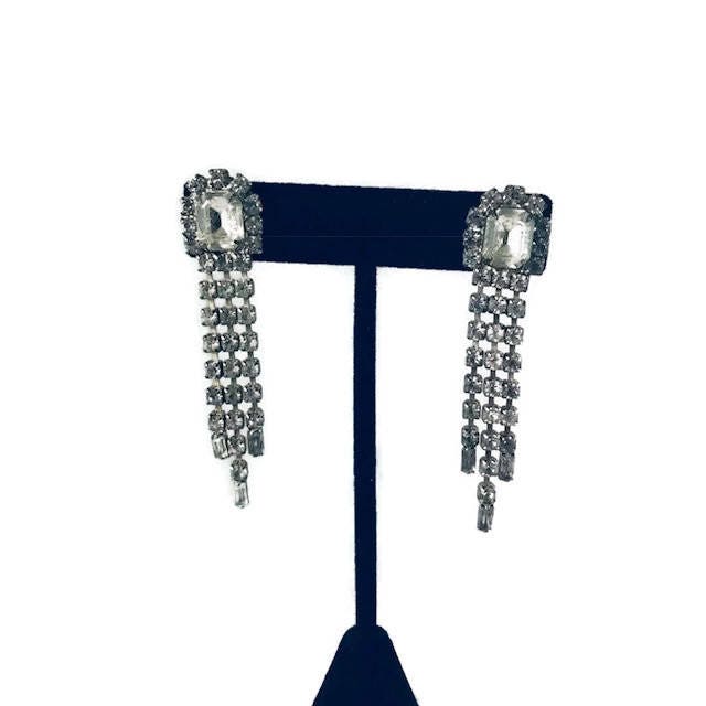 Vintage Strass Silber Modeschmuck Glamour Ohrhänger Vintage Strass Silber Modeschmuck Glamour Ohrhänger von KimberlyVintageGoods