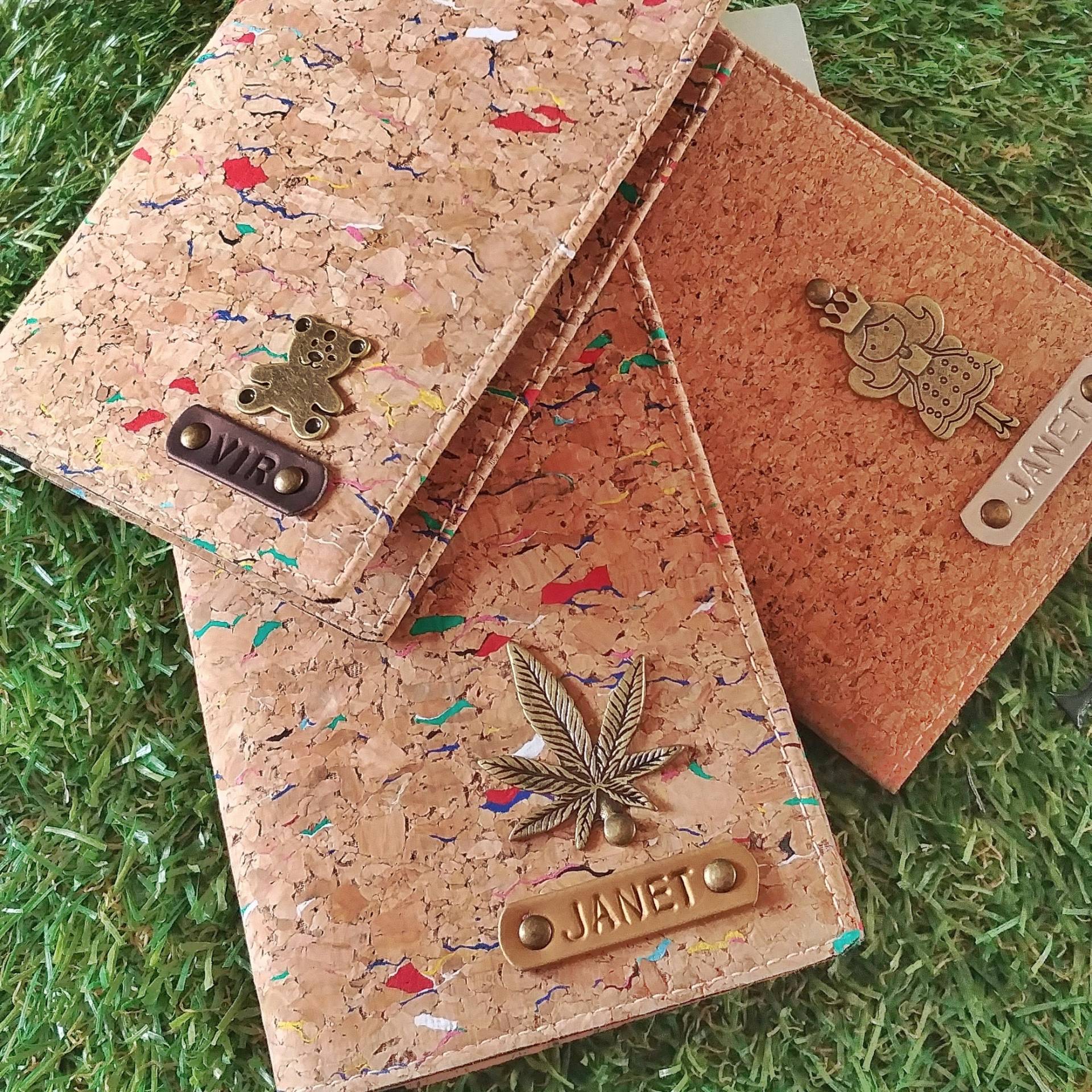 Personalisierte Cork Series Passhülle Mit 1 Charm Personalisierte Cork Series Passhülle Mit 1 Charm von Kimhandshop