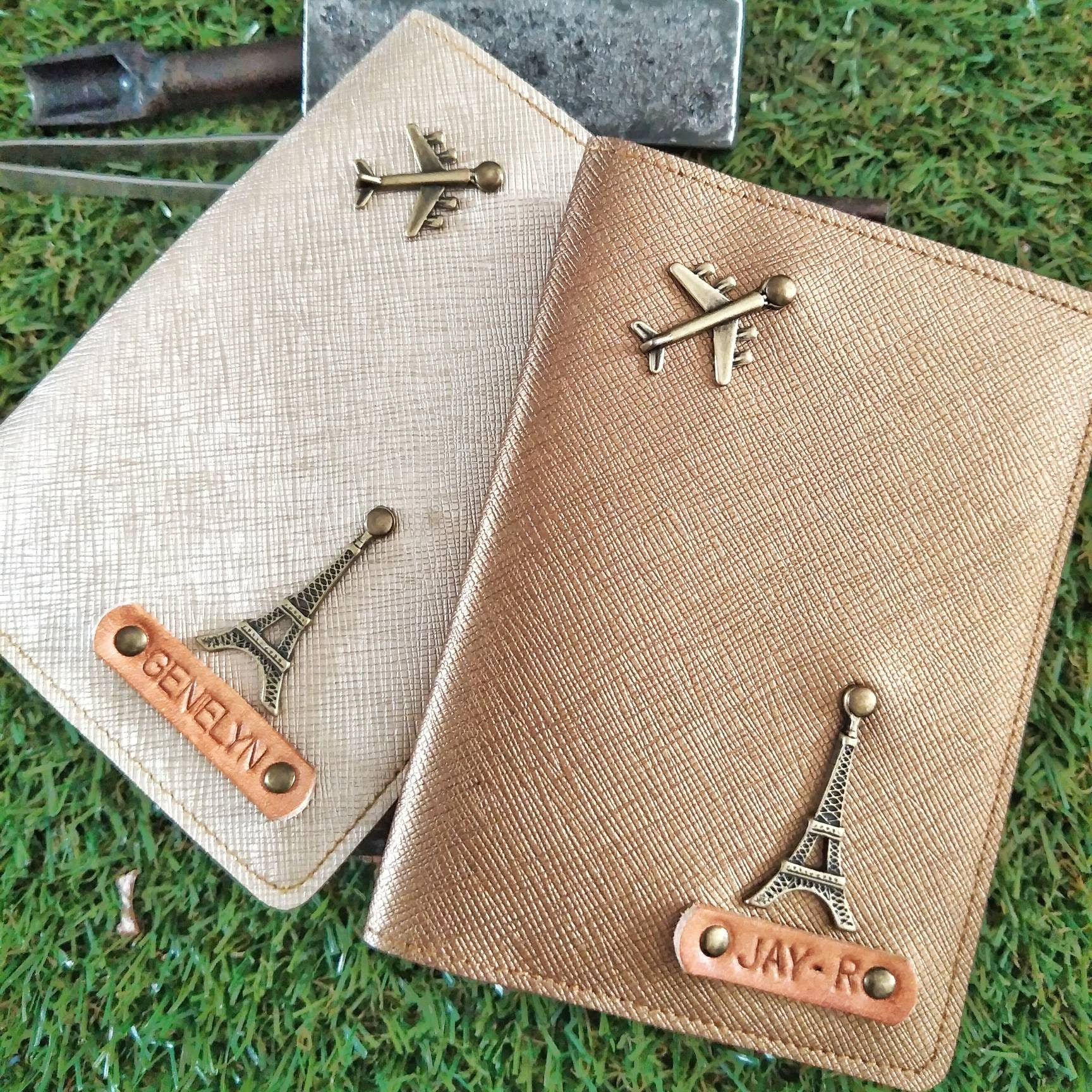Personalisierte Metallic Passhülle Mit 1 Charm Personalisierte Metallic Passhülle Mit 1 Charm von Kimhandshop