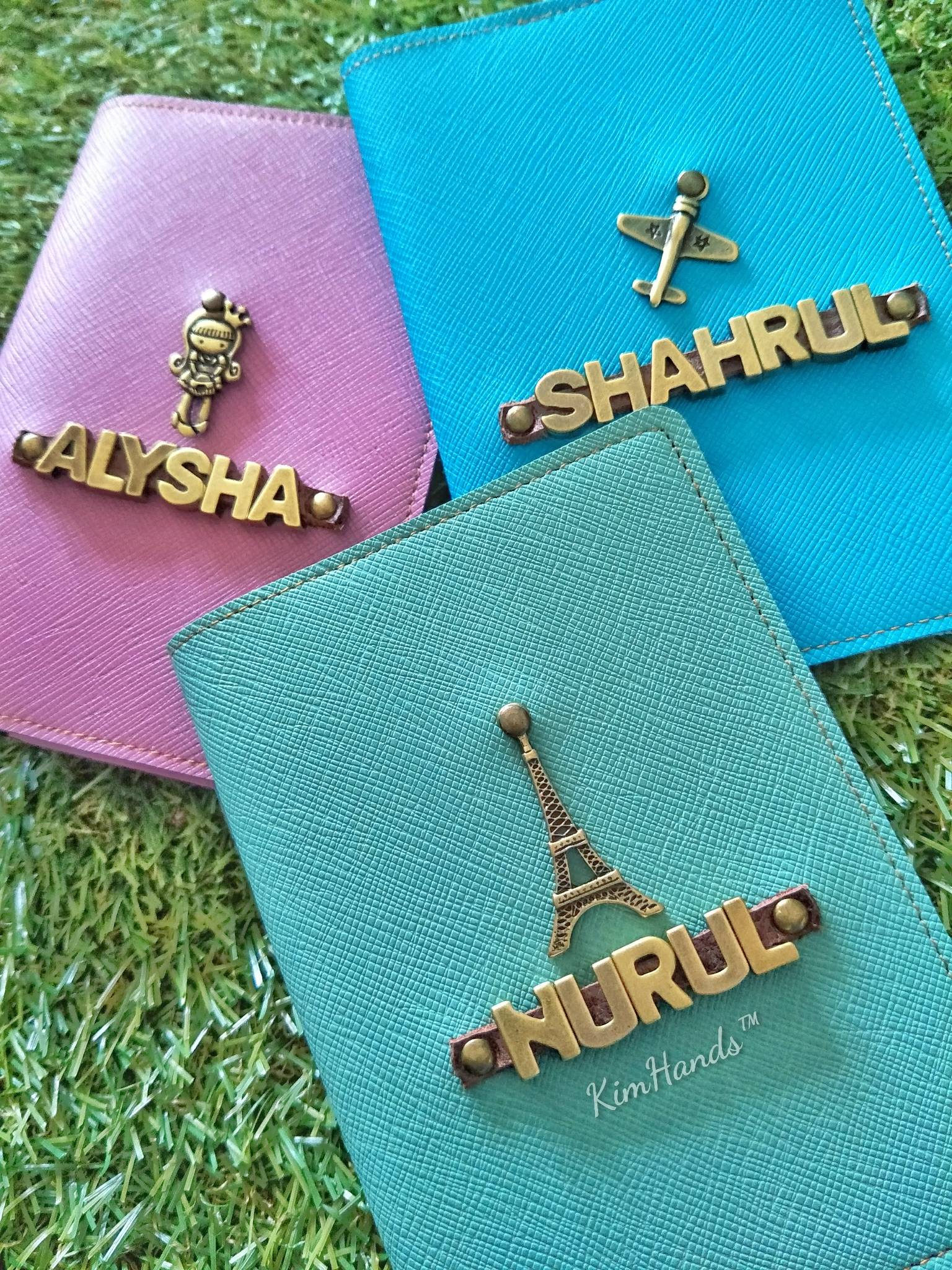 Personalisierte Saffiano Passhülle Mit Alphabet Charm Personalisierte Saffiano Passhülle Mit Alphabet Charm von Kimhandshop