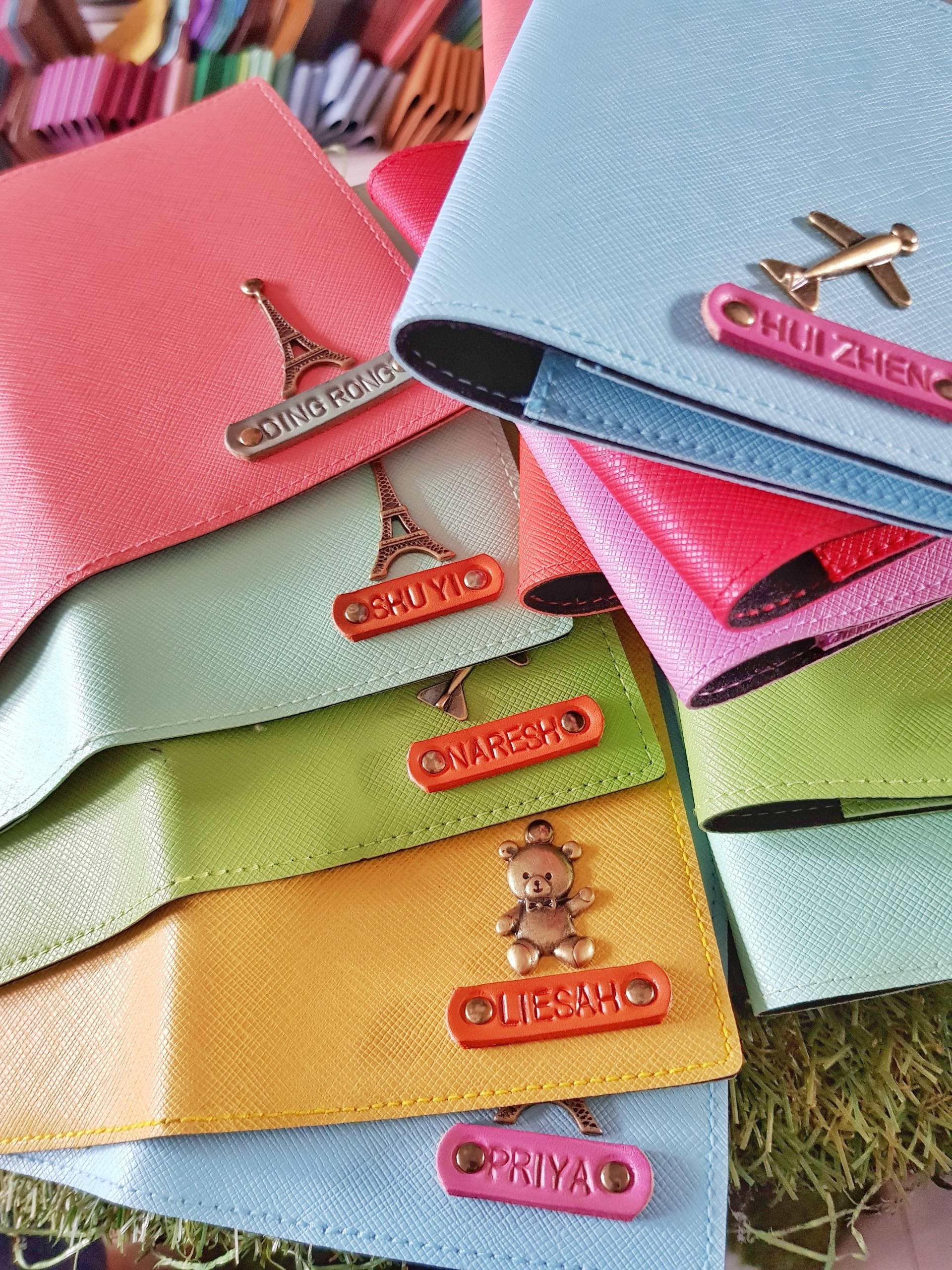 Personalisierte Saffiano Passhülle Mit Namen & Charm Personalisierte Saffiano Passhülle Mit Namen & Charm von Kimhandshop