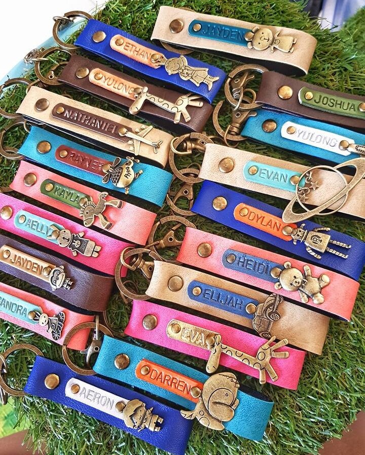 Personalisierte Schlüsselanhänger Mit Name & Charm Personalisierte Schlüsselanhänger Mit Name & Charm von Kimhandshop