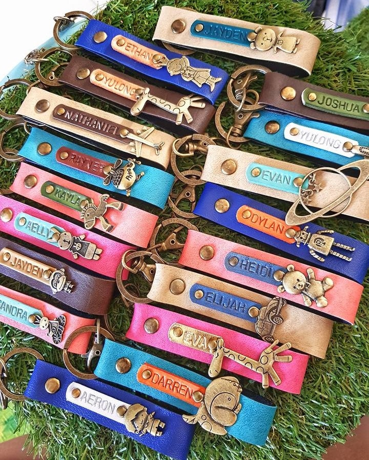 Personalisierte Schlüsselanhänger Mit Name & Charm Personalisierte Schlüsselanhänger Mit Name & Charm von Kimhandshop