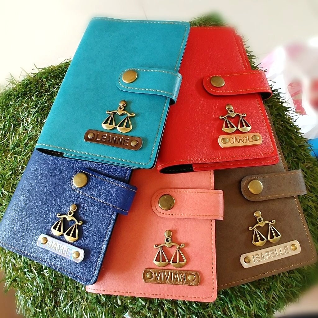 Personalisierter Clip Button Reisepass Halter Mit Namen & Anhänger Personalisierter Clip Button Reisepass Halter Mit Namen & Anhänger von Kimhandshop