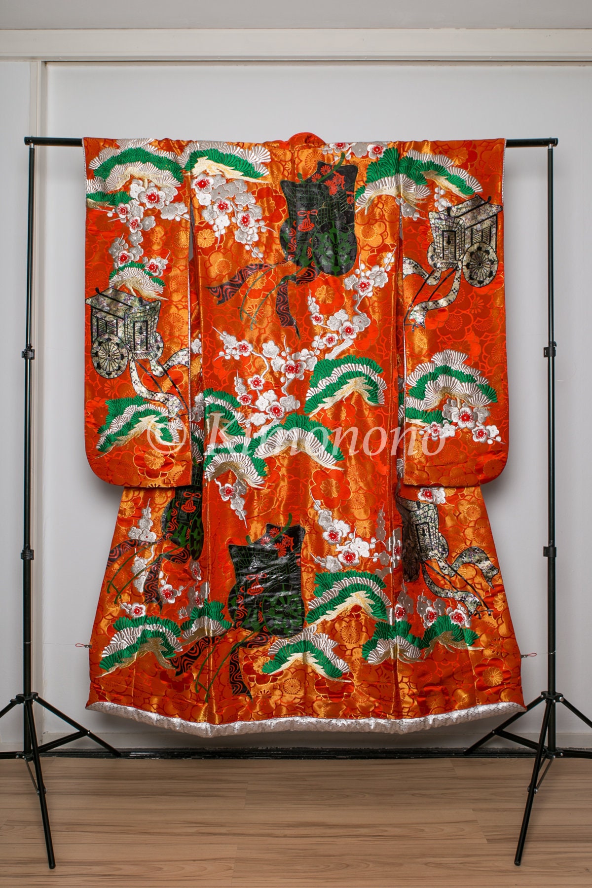 Knalloranger Bühnen Kimono/Uchikake Hochzeit Echt Japanisch & Vintage von Kimonono
