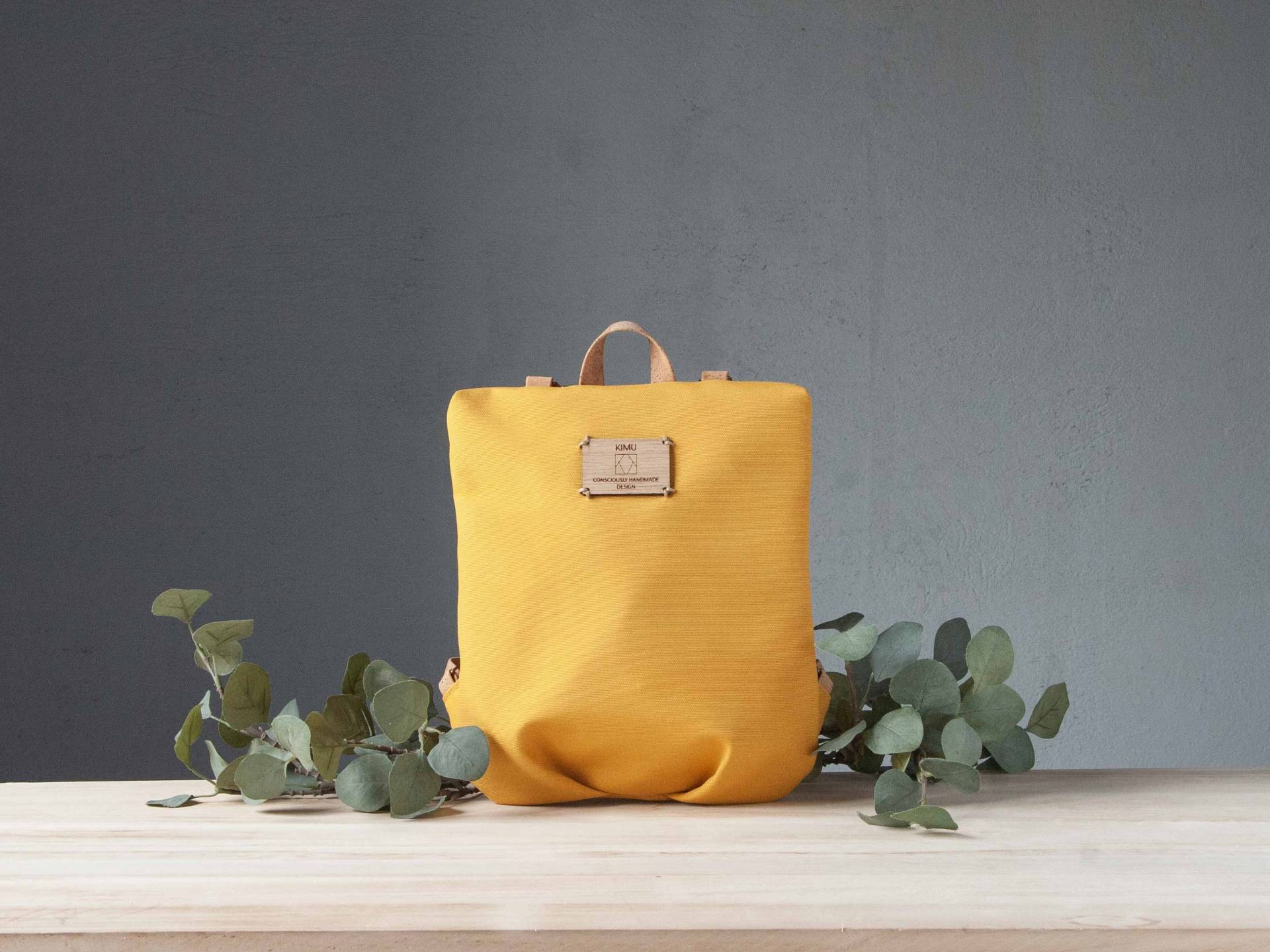 Gelber, Schlanker, Minimaler Rucksack - Kleines, Leichtes Design Für Den Täglichen Gebrauch Gelber, Schlanker, Minimaler Rucksack - Kleines, Leichtes Design Für Den Täglichen Gebrauch von KimuBags