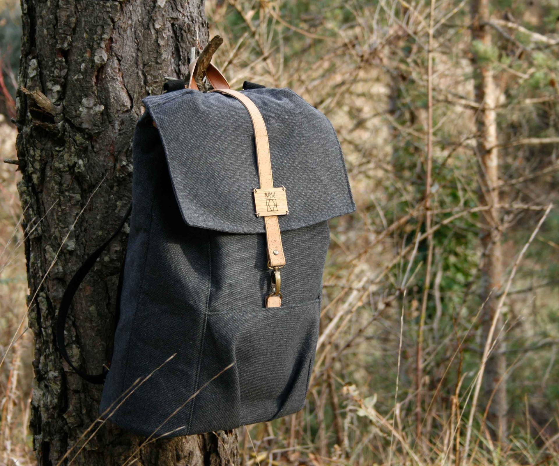 Veganer Rucksack, Herren Grauer Recycelter Canvas Trekking Style Dunkelgrauer 15" Laptop Rucksack von KimuBags