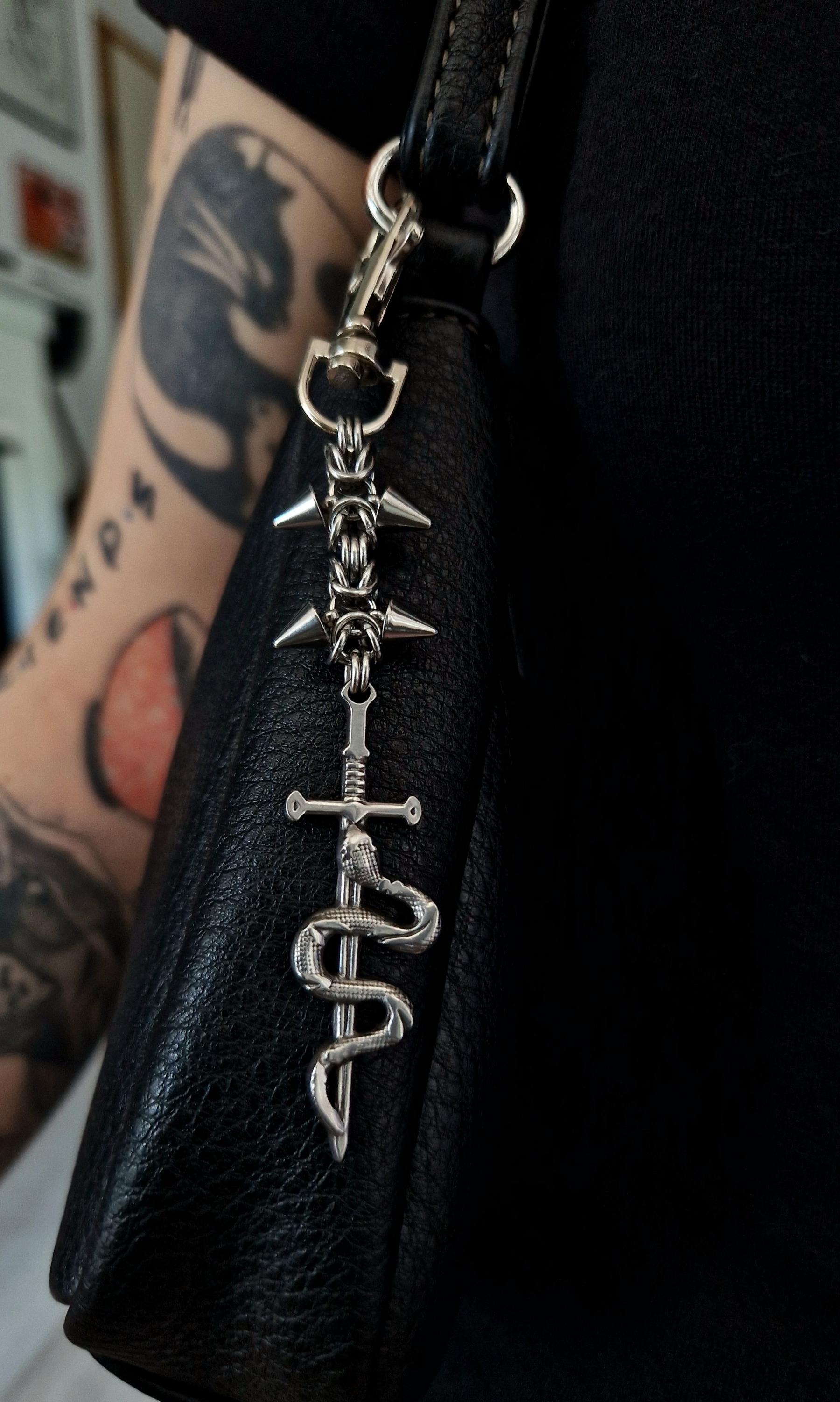 Chainmaille Taschenanhänger Schwert & Spikes von KindaStrangeDE