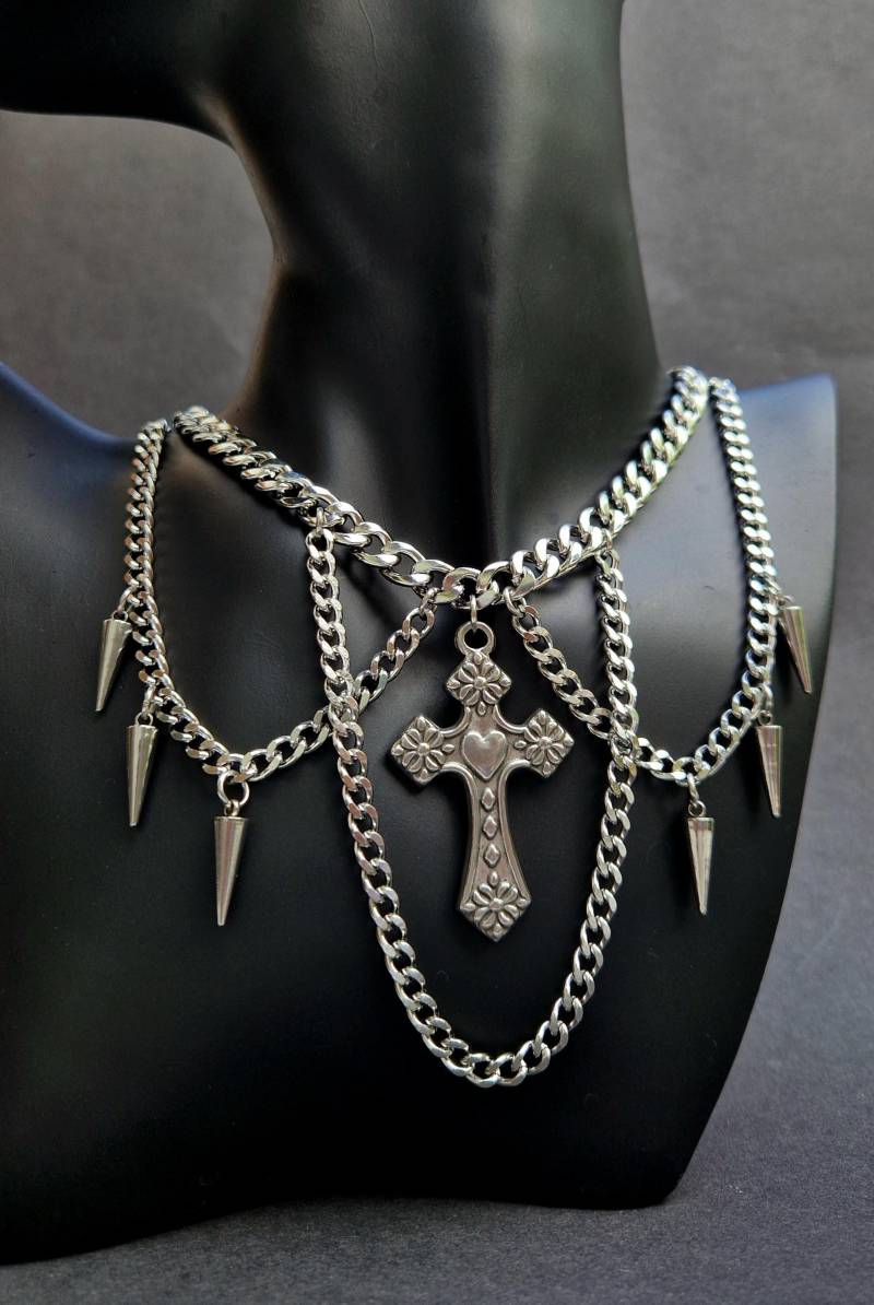Kreuz Halskette Mit Spikes Kreuz Halskette Mit Spikes von KindaStrangeDE