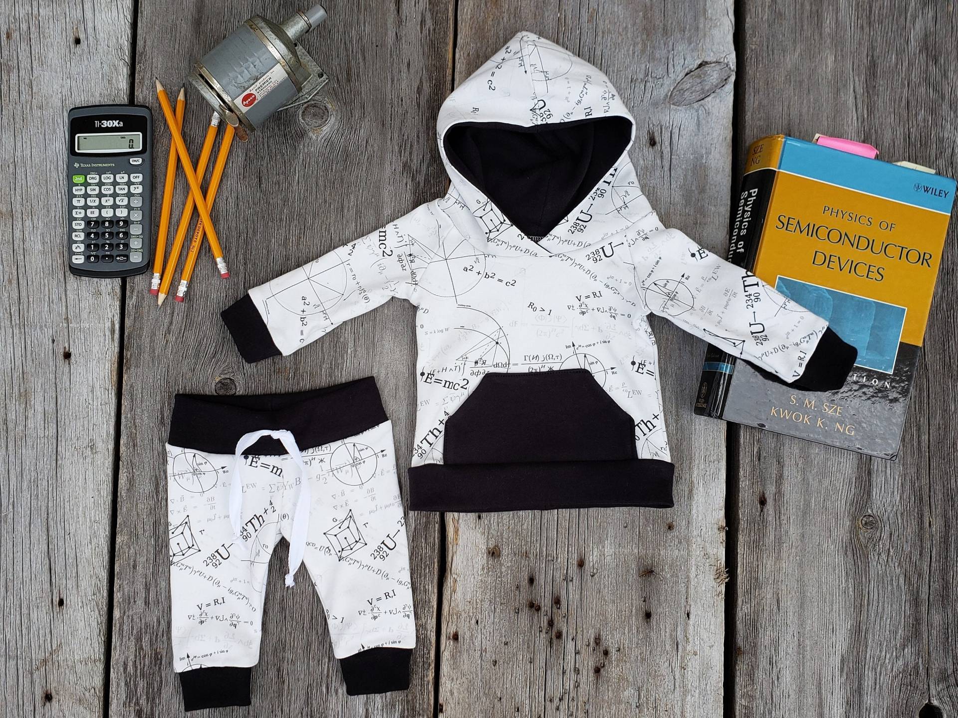 Baby Outfit, Geek Babykleidung, Bio-Babykleidung, Baby-Jungen Winter-Babykleidung, Hoodie Für Babys, Wissenschaftsbabykleidung Baby Outfit, Geek Babykleidung, Bio-Babykleidung, Baby-Jungen Winter-Babykleidung, Hoodie Für Babys, Wissenschaftsbabykleidung von KinderSprouts