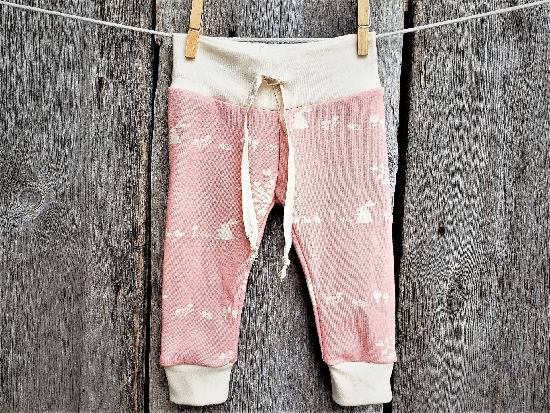 Bio-Babykleidung, Bio-Baby-Leggings, Waldbaby, Kordelzug-Leggings, Baby-Mädchen-Geschenk, Bio-Mädchen-Leggings, Bio-Mädchenkleidung von KinderSprouts