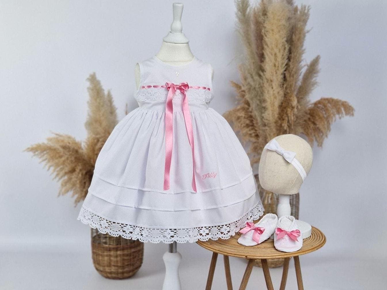 Taufkleid Mia Mit Stirnband Und Taufschuhe Für Mädchen, Swarovski, 100 % Baumwolle, Handarbeit, Gr. 56, 62, 68, 74, 80, 86, 92 von Kinderlieb