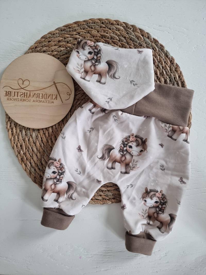 Pumphose Mitwachsend/Halstuch Herzchen Mädchen Pferde/ Stoffeigenproduktion Geburtsgeschenk/ Babyhose von Kindernaehstube