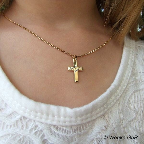 Kreuz Anhänger 3058 Aus Echt Gold 333 Inkl Gravur Mit Goldplattierter Kette Als Geschenk Zur Kommunion Konfirmation Goldkreuz Kommunionkreuz von KinderschmuckOnline