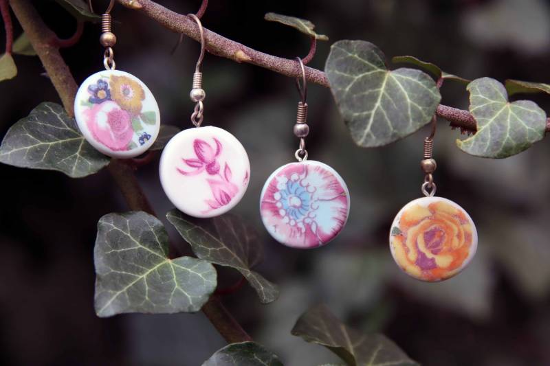 Handgemachte Porzellan-Ohrringe Mit Blumenmotiv Für Den Frühling - Schmuck Aus Porzellan Und Keramik Handgemachte Porzellan-Ohrringe Mit Blumenmotiv Für Den Frühling - Schmuck Aus Porzellan Und Keramik von Kindheitserinnerunge
