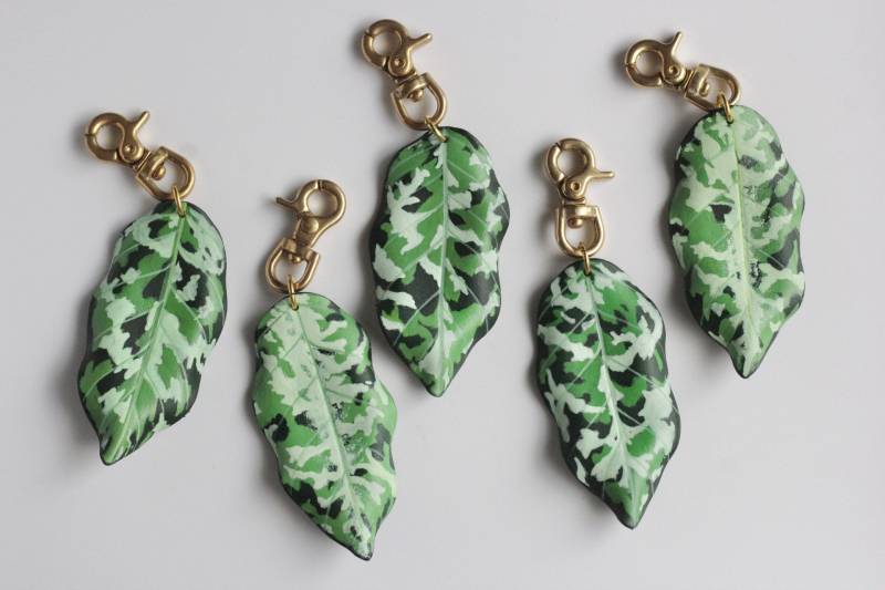 Aglaonema Pictum Tricolor Leder Taschenanhänger, Pflanze Schlüsselanhänger, Taschenzubehör, Schlüssel Organizer Schlüsselanhänger Mit von KindlyLeather