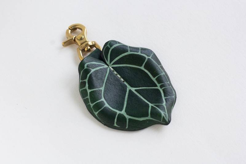 Anthurium Crystallinum Leder Taschenanhänger, Pflanze Schlüsselanhänger, Taschenzubehör, Kleines Dekor Mit Glänzendem Messingverschluss von KindlyLeather