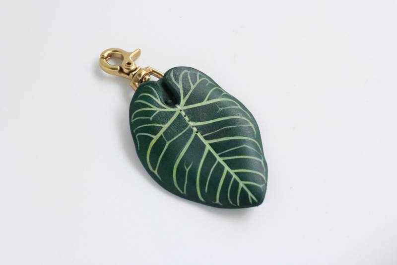Anthurium Regale Leder Taschenanhänger, Pflanze Schlüsselanhänger, Taschenzubehör, Kleines Dekor Mit Glänzendem Messingverschluss, Geschenk Für von KindlyLeather