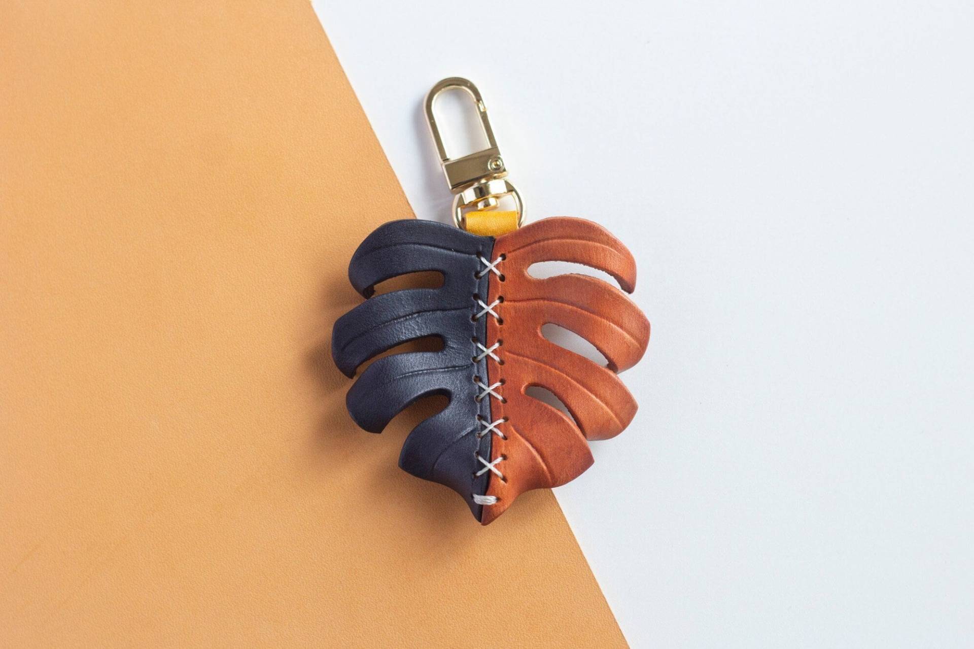 Monstera Deliciosa Leder Taschenanhänger, Schweizer Käse Pflanze Schlüsselanhänger, Halloween Thema Taschenzubehör, Kleine Größe Dekor von KindlyLeather