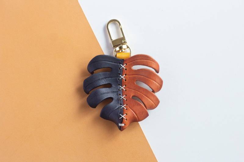 Monstera Deliciosa Leder Taschenanhänger, Schweizer Käse Pflanze Schlüsselanhänger, Halloween Thema Taschenzubehör, Kleine Größe Dekor von KindlyLeather