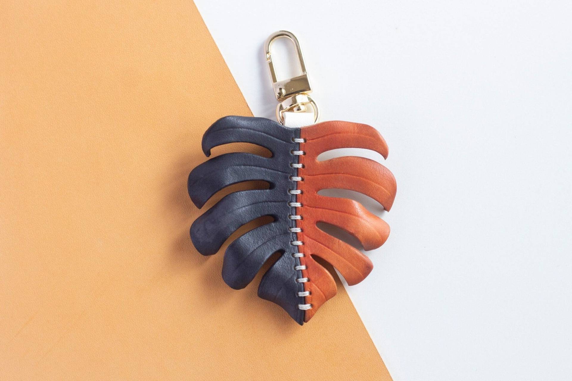 Monstera Deliciosa Leder Taschenanhänger, Schweizer Käsepflanze Schlüsselanhänger, Halloween Inspiriert Accessoires, Kleine Größe Dekor von KindlyLeather