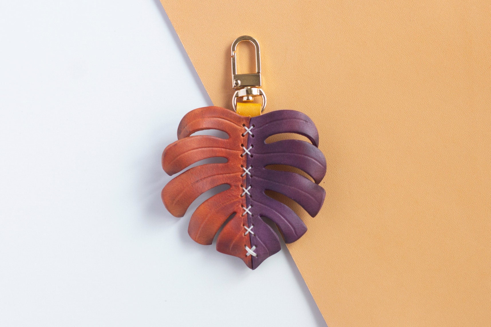 Monstera Deliciosa Leder Taschenanhänger, Schweizer Käsepflanze Schlüsselanhänger, Halloween Inspiriert Accessoires, Kleine Größe Dekor von KindlyLeather