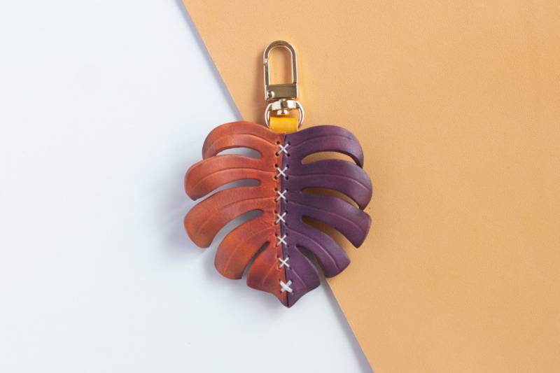 Monstera Deliciosa Leder Taschenanhänger, Schweizer Käsepflanze Schlüsselanhänger, Halloween Inspiriert Accessoires, Kleine Größe Dekor von KindlyLeather