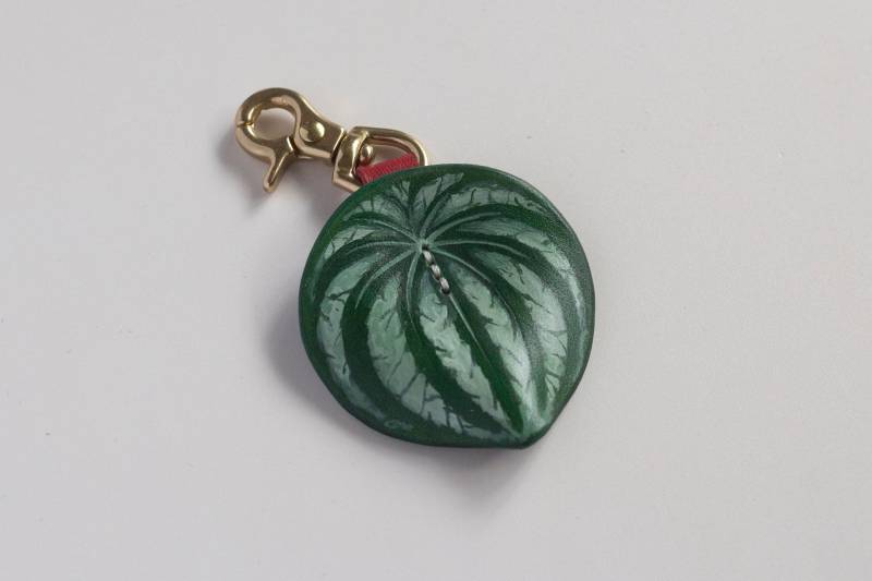 Wassermelonen Peperomia Leder Taschenanhänger, Argyreia Schlüsselanhänger, Taschenschmuck, Schlüsselanhänger Mit Glänzendem Messingverschluss von KindlyLeather