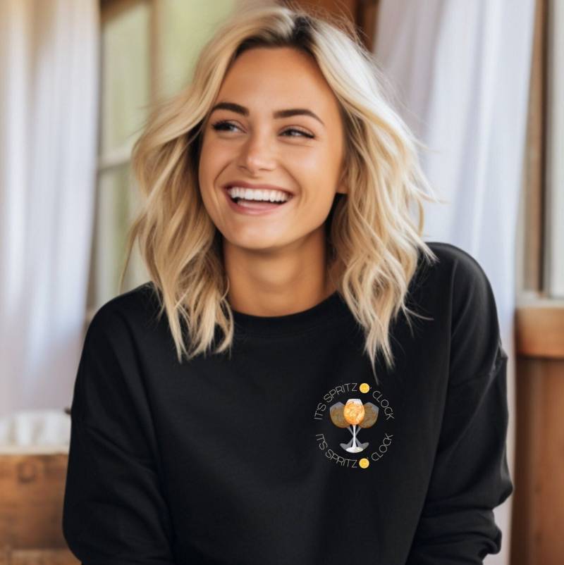 Aperol Spritz Pulli | Its O Clock Lustiger Party Sweater Gemütliches Shirt Alkohol Orangen Drink Geschenk Frauen Männer von Kindofglueck