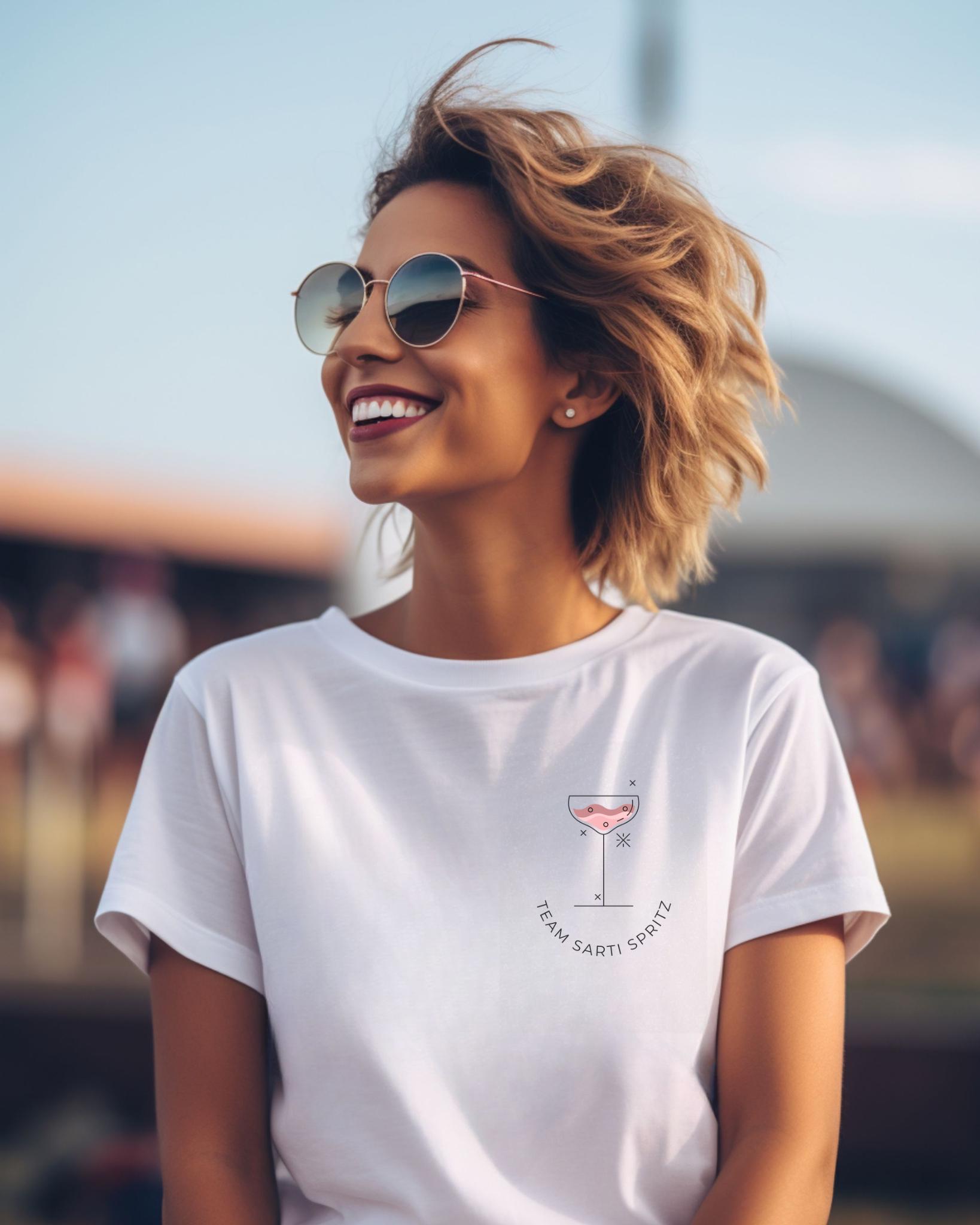 Sarti Spritz Shirt | Team Statement Jga Braut Pink Sommer Cocktail Geschenk Für Freundinnen Besties Sarti Spritz Shirt | Team Statement Jga Braut Pink Sommer Cocktail Geschenk Für Freundinnen Besties von Kindofglueck