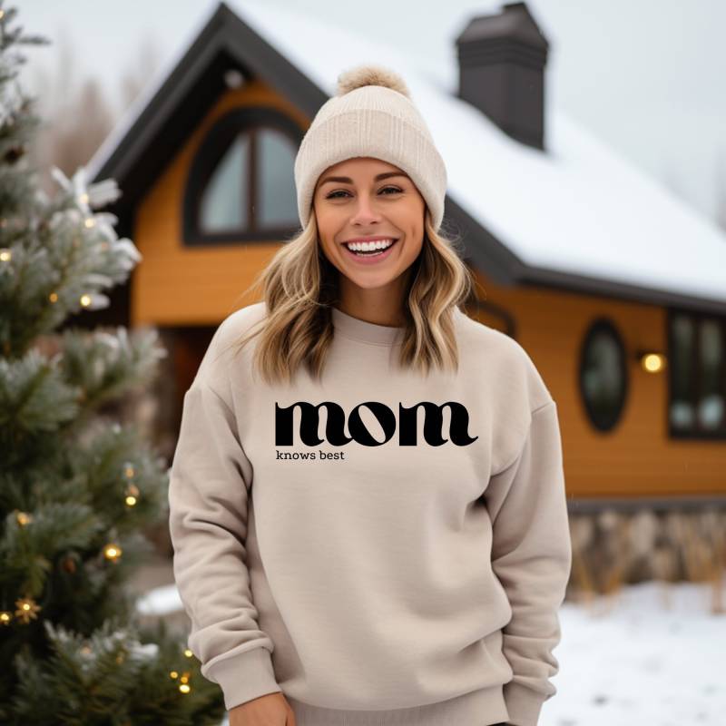 Sweatshirt „Mom Knows Best" Geschenk Für Mama Zu Anlässen Wie Weihnachten, Geburtstag, Muttertag Etc. Von Kindern Und Familienmitgliedern von Kindofglueck