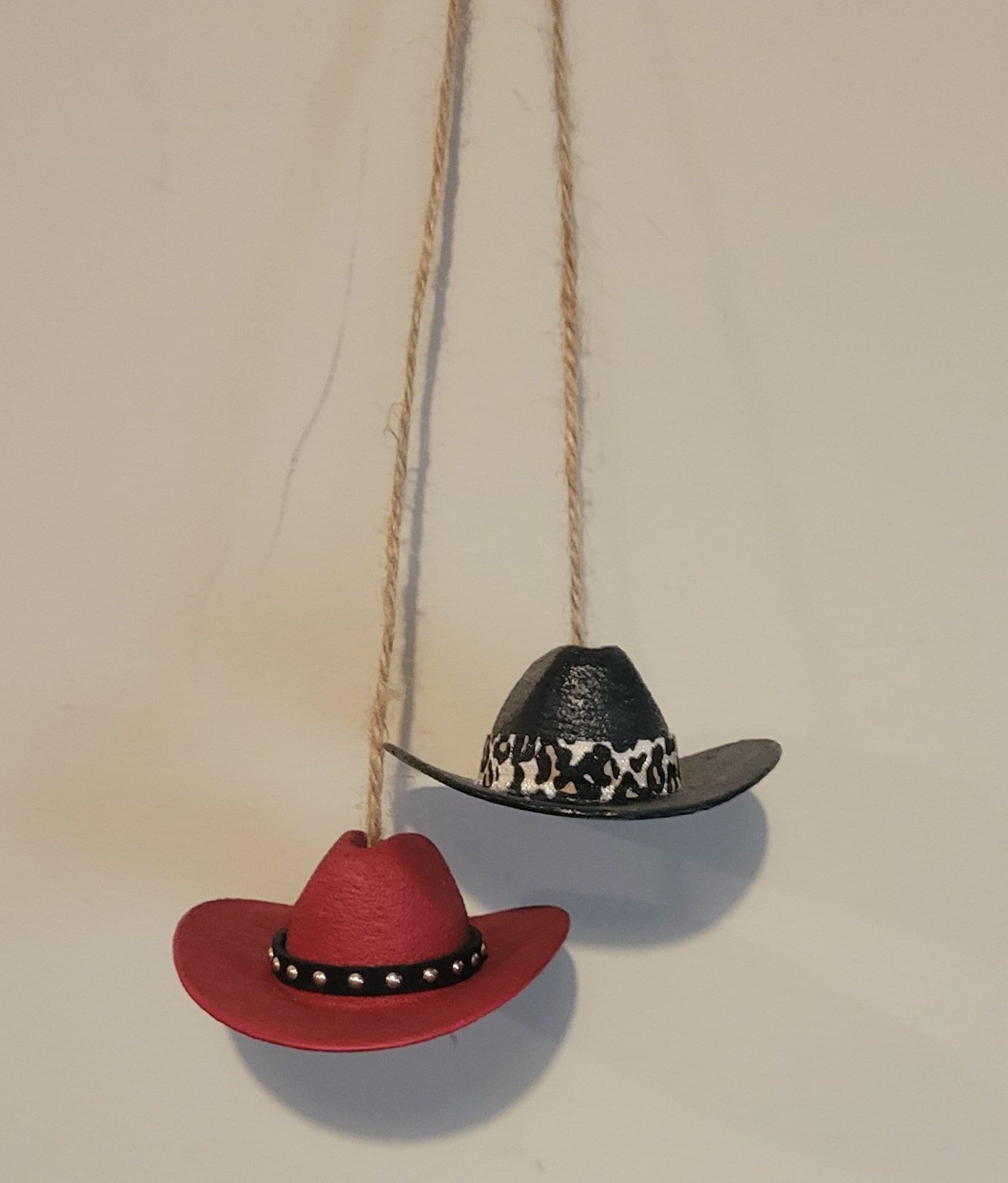 Cowboy Hut Würfel Rückspiegel Charms, Western Spiegel Hänger, Auto Zubehör, Dekor, Punchy Charms Cowboy Hut Würfel Rückspiegel Charms, Western Spiegel Hänger, Auto Zubehör, Dekor, Punchy Charms von KindredSpiritsBD
