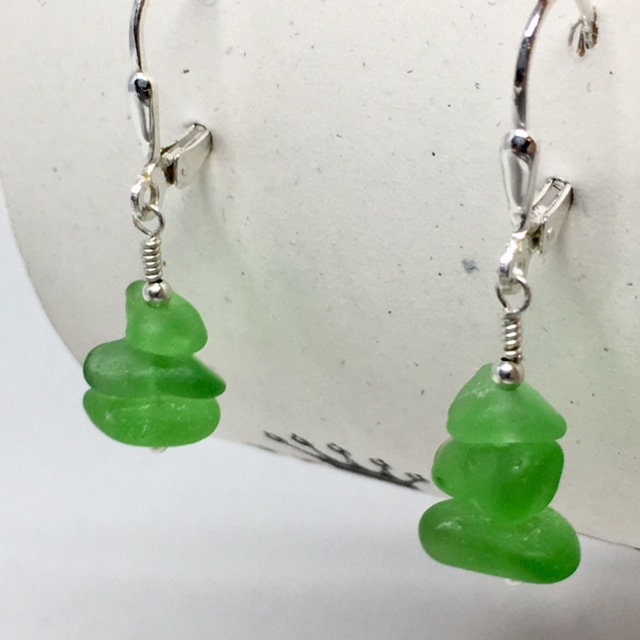 Atemberaubende Echten Meer Glasohrringe - Sterling Silber Hebel Ohrringe Mit Matt Grün Glasedelsteine von KingBlazCreations