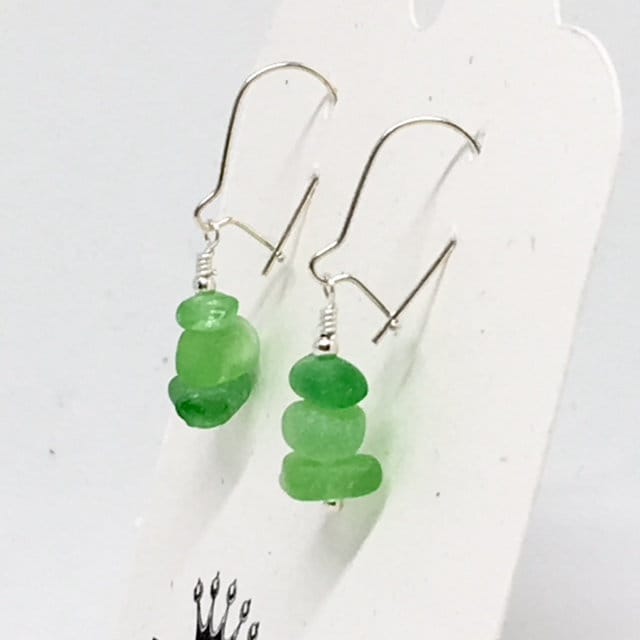 Echte Seeglas Tropfen Ohrringe - Sterling Silber Mit Frosted Grün Gems von KingBlazCreations