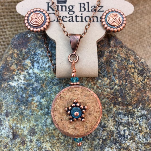 Kupfer & Kork, 2-Seitige Anhänger Halskette Und Ohrringe Set Wiederverwendeter Weinkorken Kupferrohr Mit Blauer Patina Kupfer, Blauem Kristall von KingBlazCreations