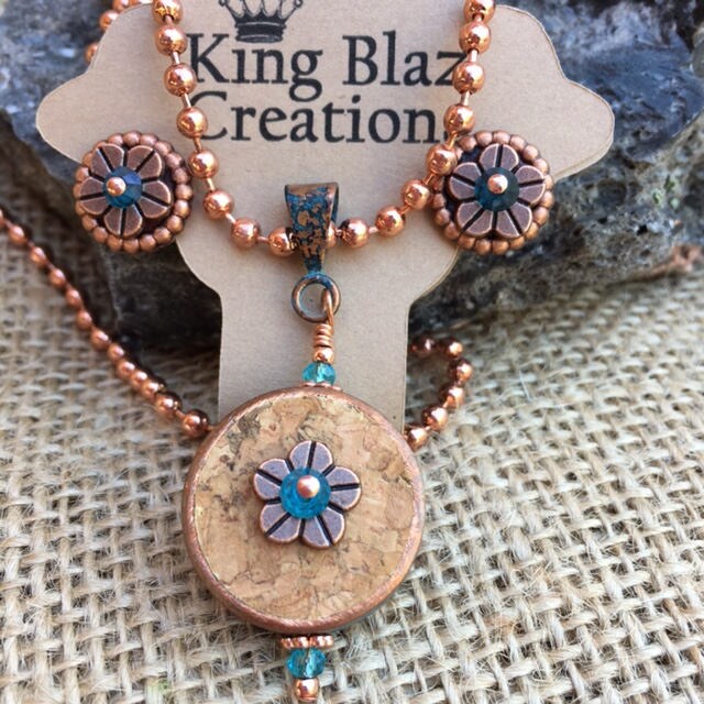 Kupfer & Kork, 2-Seitige Anhänger Halskette Und Ohrringe Set Wiederverwendeter Weinkorken Kupferrohr Mit Blauer Patina Kupfer, Blauem Kristall von KingBlazCreations