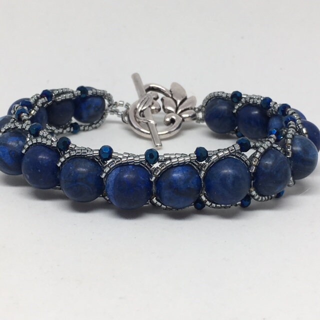 Matte Lapis Lazuli Perlen Armband in Silber Rocailles Mit Blauen Kristallen Gewickelt, Handgefertigt Und Wunderschön von KingBlazCreations