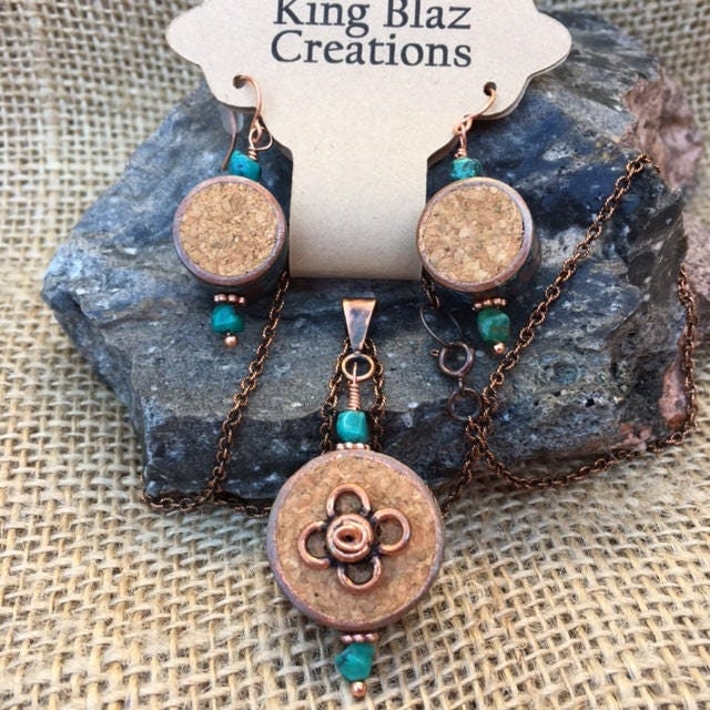 Türkis, Kupfer & Kork, 2-Seitiger Anhänger Halskette Und Ohrring Set Wiederverwendeter Weinkorken Kupferrohr Mit Blau Patina Kupfer von KingBlazCreations