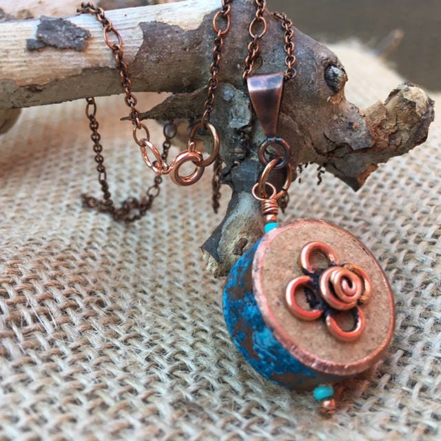 Wiederverwendbare Unikat Kupfer & Kork, 2-Seitige Anhänger Halskette Weinkork Und Kupferrohr. Wunderschöne Blaue Patina Kupfer. Einzigartig von KingBlazCreations