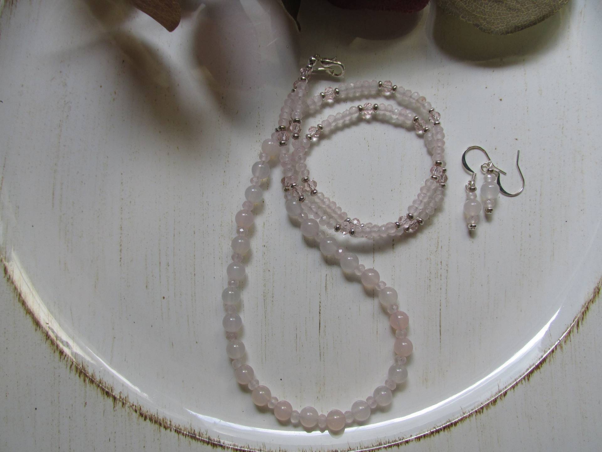 Rosa Chalcedon Halskette Und Ohrringe Geschenk Für Sie, Last Minute Geschenk, Ausgleichender Stein, Fördert Die Liebe, Einzigartig, Stilvoll Rosa Chalcedon Halskette Und Ohrringe Geschenk Für Sie, Last Minute Geschenk, Ausgleichender Stein, Fördert Die Liebe, Einzigartig, Stilvoll von KingJewelryByRebecca